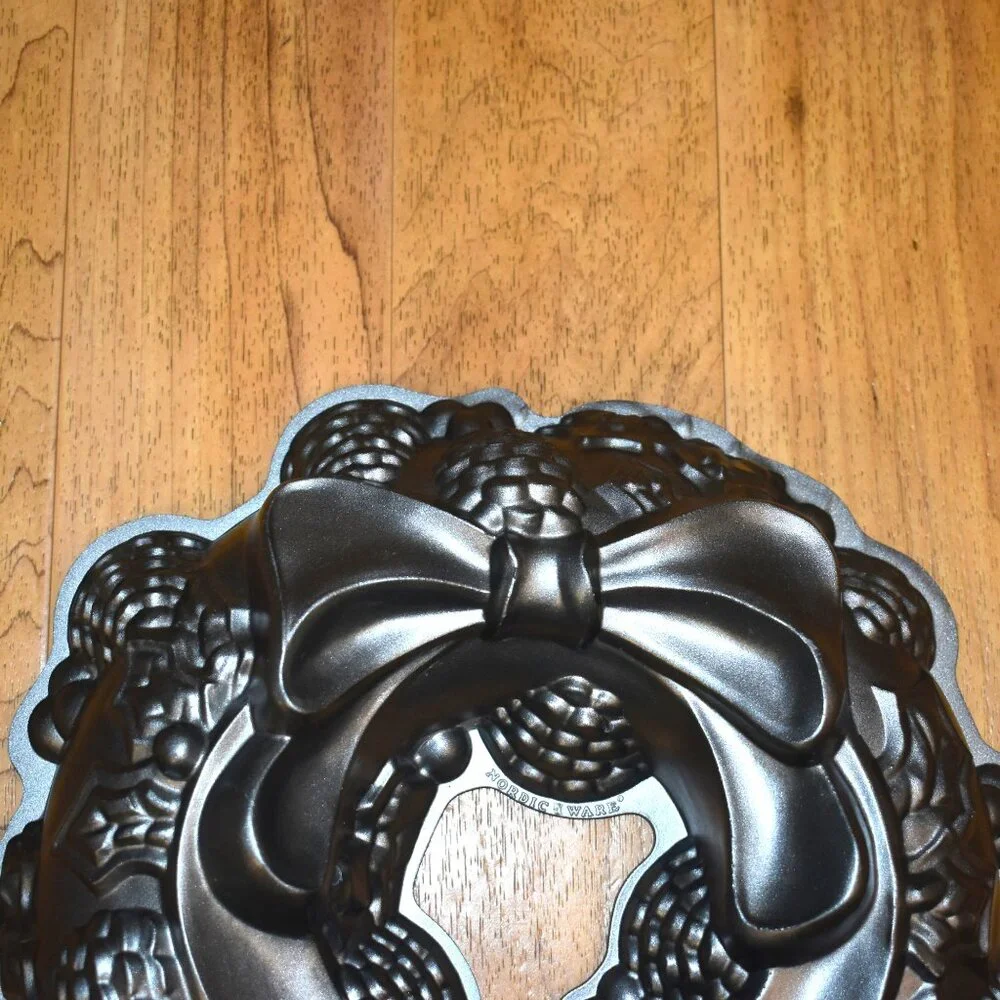 Nordic‎ Ware Platinum Holiday Wreath Bundt Pan